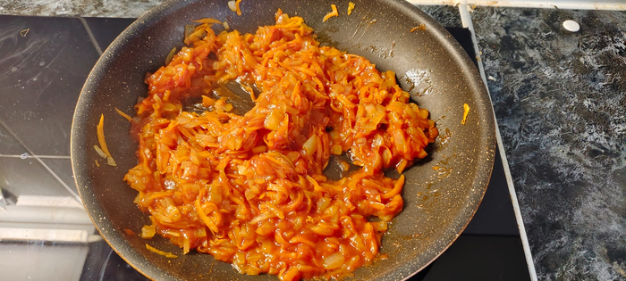 Пока бульон варился сделал поджарку. Заправил её томатным соусом.