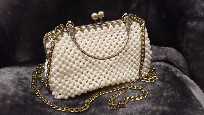 Длина цепочки как раз, а главное она плоская, не скатывается с плеча. И ее можно убрать внутрь сумки