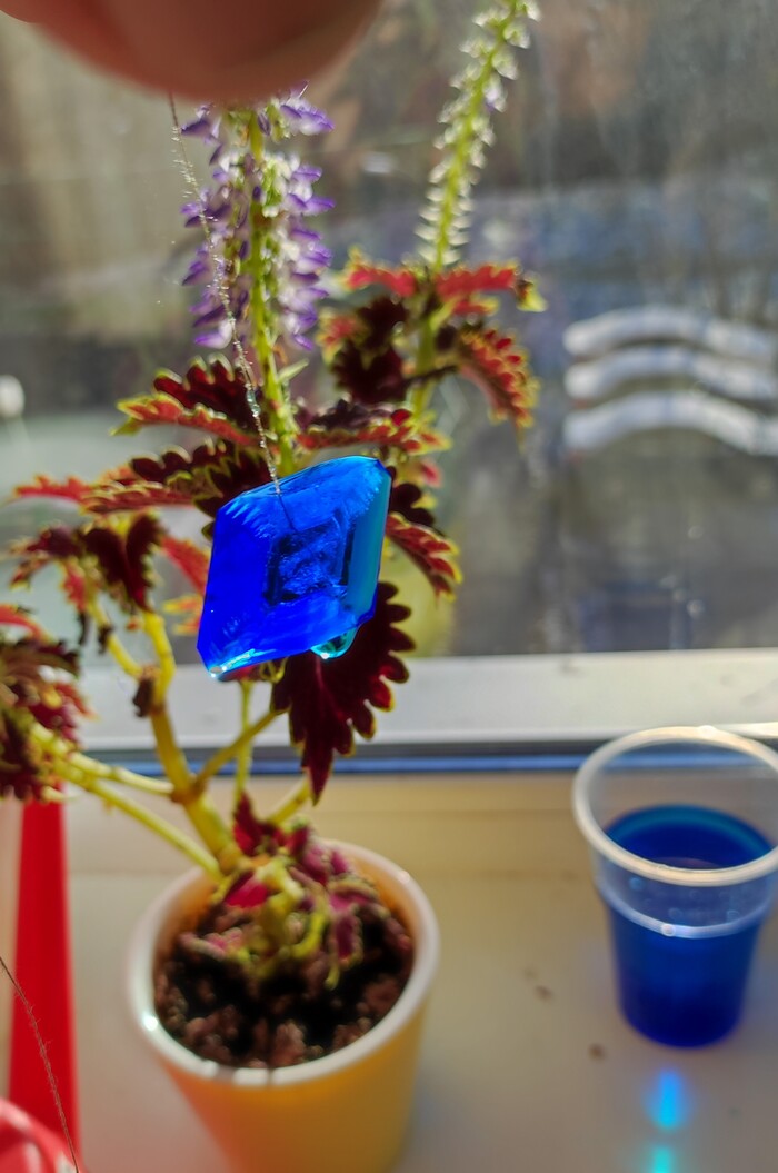 Тут просвечивает мелкий кристалик-затравка