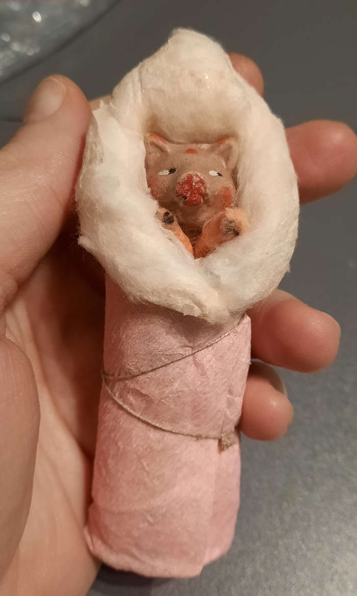 А этот свинтус, тоже с мордочкой из мастики, несмотря на то, что сохранил свой конвертик в отличном состоянии, соску где-то посеял.