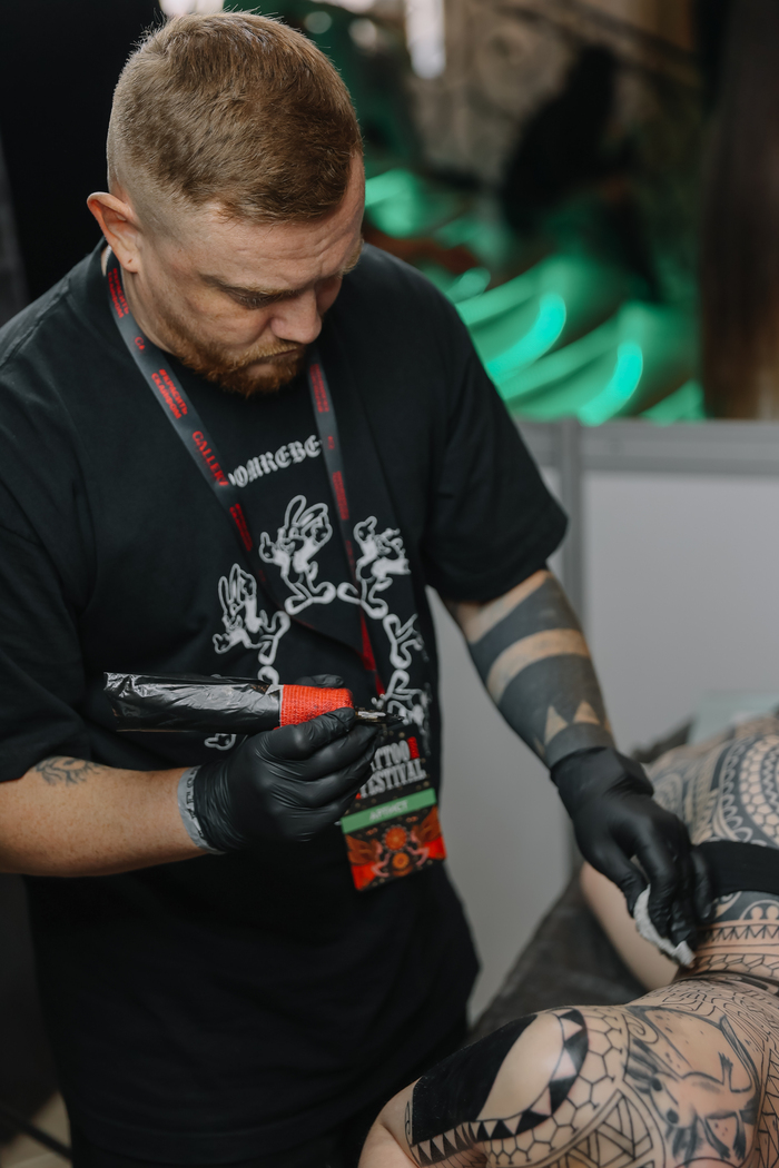 Тату на добрую половину тела. Работаем на Московской тату конвенции