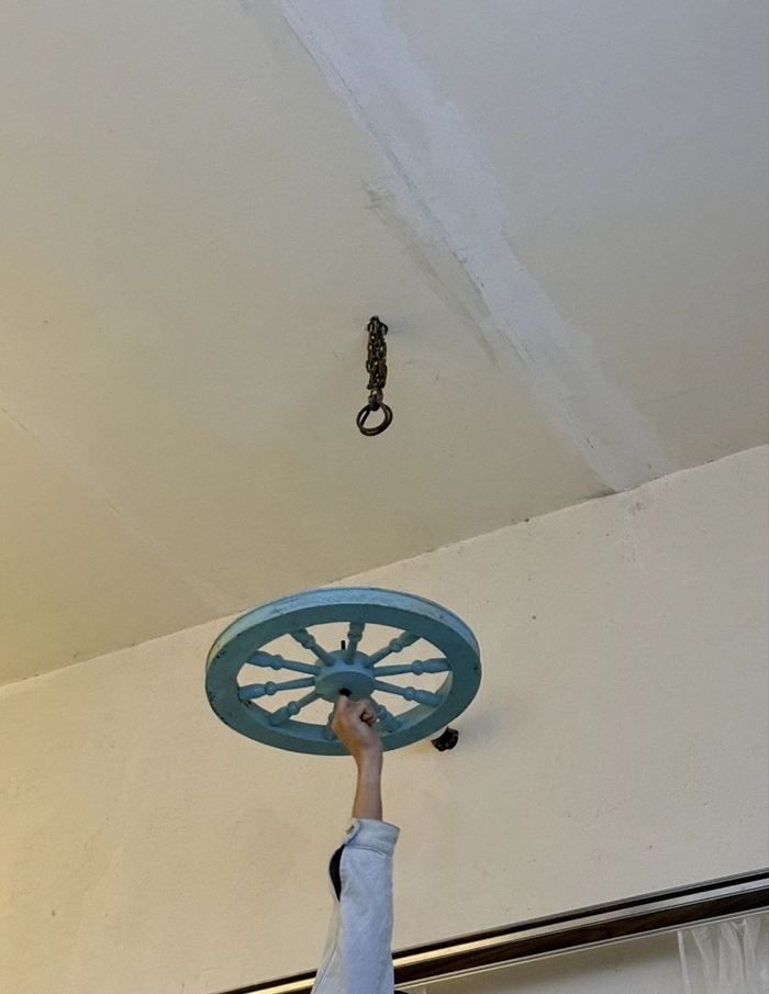 (Предполагаемое место установки новой люстры)