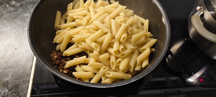 К обжаренному фаршу добавляю отваренные макароны