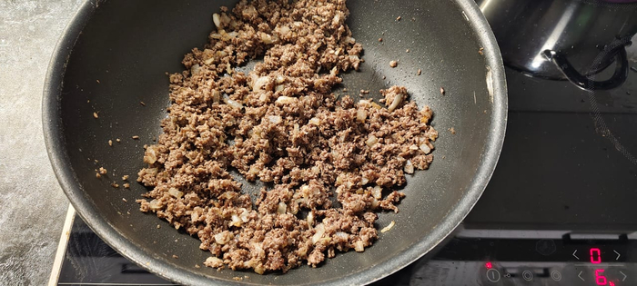 Обжариваю все вместе. Добавляю ещё масло сливочное (мясо его быстро впитывает)