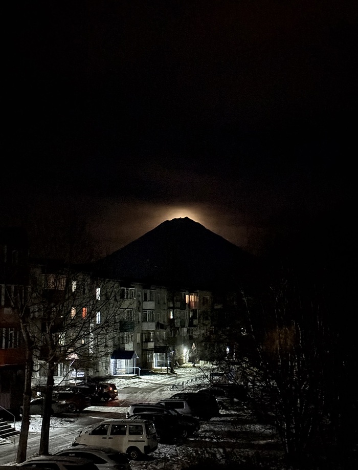 Иногда луна оказывается прям за вершиной корякского вулкана...