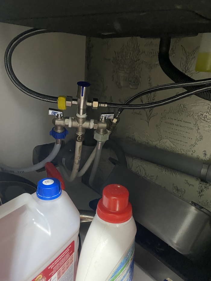 По середине кран из комплекта