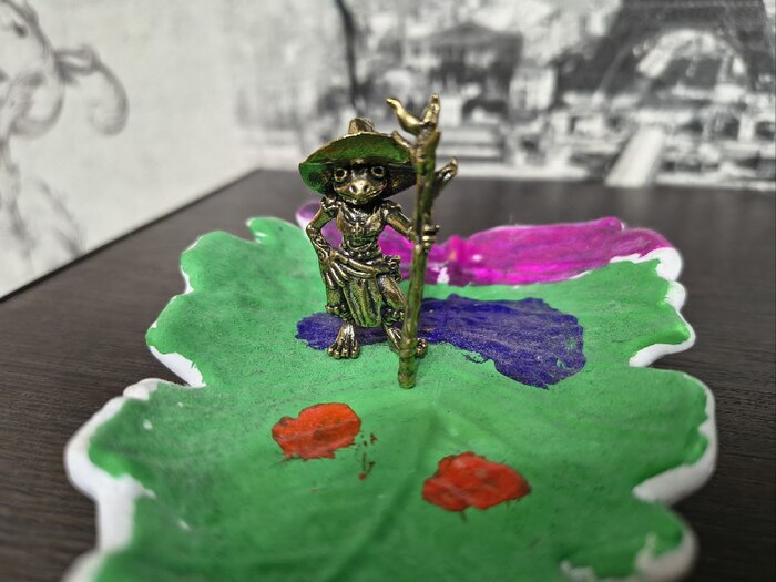 Открыть новый портал, так и не удалось, а неизвестная магия обратили путешественницу в статуэтку... Отправив её дух в вечность.