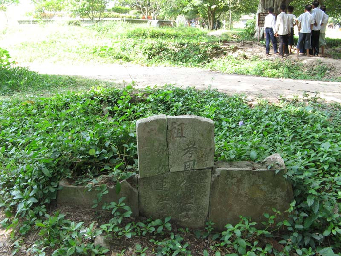 Остатки надгробия на старом китайском кладбище, которое выдали за "поле смерти" Чоенг Эк