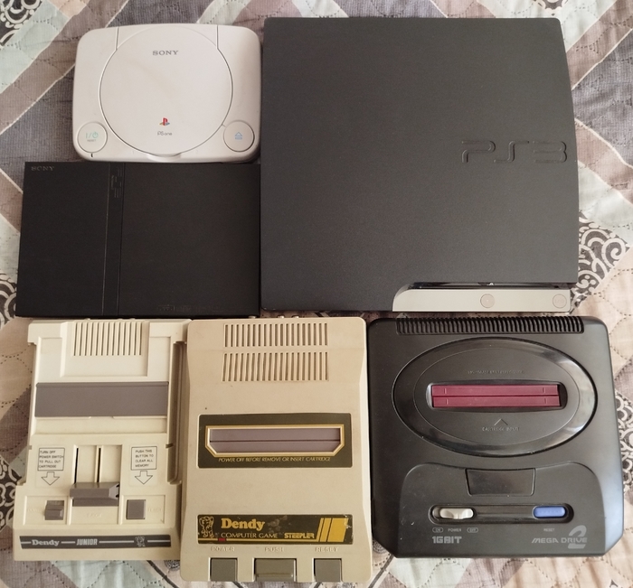 Коллекционные игровые приставки разных поколений