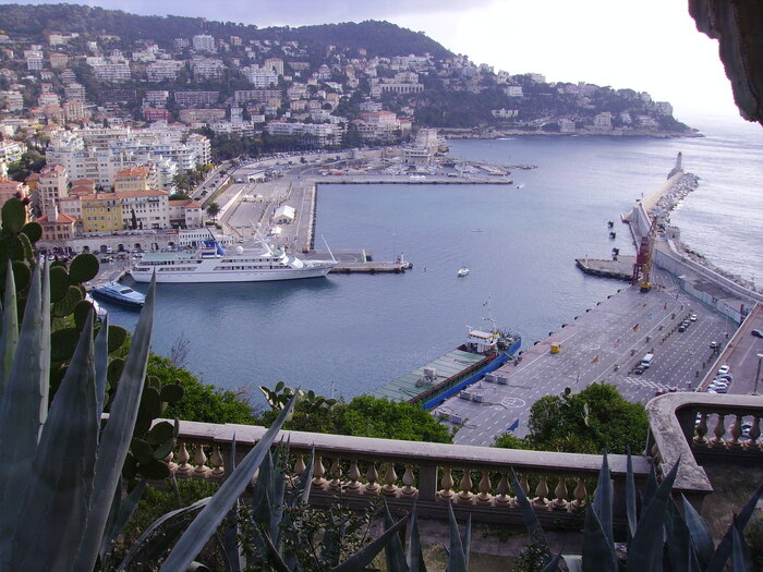 Такое шикарное место во Франции и не могут победить клопов до сих пор.