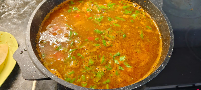 Доливаю ещё кипятка. Добавляю картофель и кинзу. Варю 10 минут