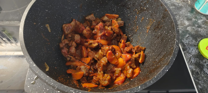 Добавляю томатный соус. Примешиваю и тушу 10 минут