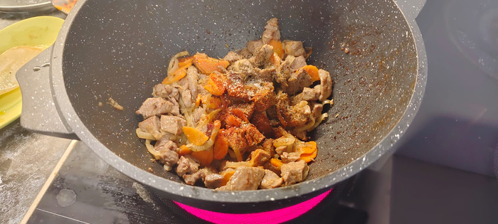 Как только мясо обжарилось добавляю парику, зиру, перец, соль. Перемешиваю