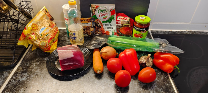 Говядина ( вырезка), лагманая лапша, лук, морковь, томаты, сельдерей, болгарский перец, чеснок, паприка, смесь перцев, зира, соль., масло.