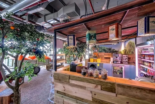 Для того чтобы пообедать, сотрудники могут выбрать один из трех удивительных ресторанов.