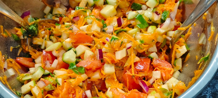 Заправляю салат и перемешиваю.