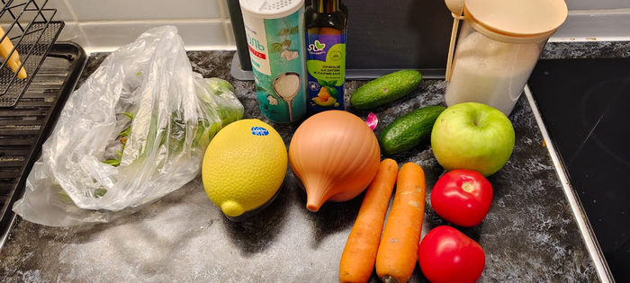 Лук (красный), морковь, томаты, яблоко ( кислое), огурцы, лимон, салатная заправка, зелень ( укроп и петрушка), соль, сахар.