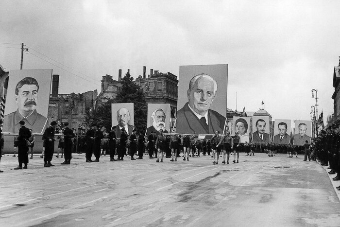 Портреты Иосифа Сталина и Вильгельма Пика на демонстрации коммунистов в Берлине, 1950 год.