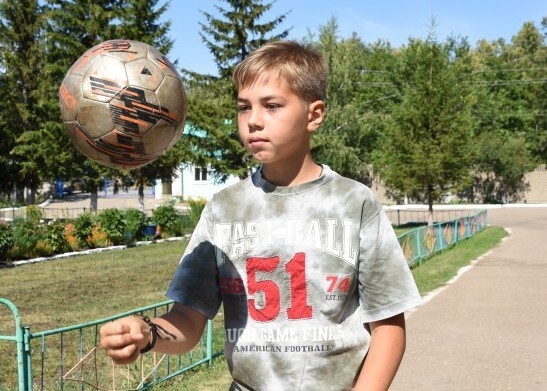 Таким был Валера летом 2016 года. Сейчас совсем взрослый парень. Но история человеческого равнодушия слишком больная, чтобы забыть её. На её примере мы часто объясняем детям, что у взрослых полно собственных страхов, и они могут отказать детям в помощи