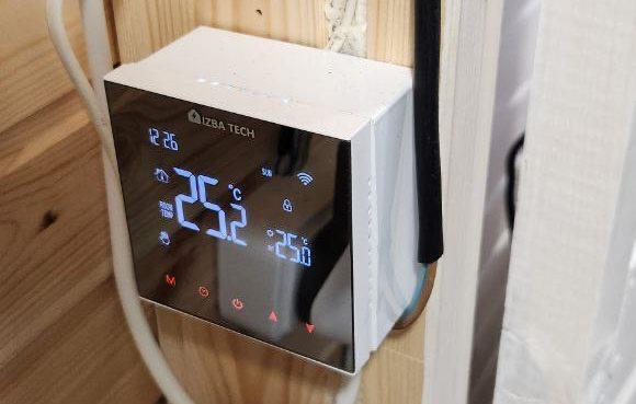 Терморегулятор для теплого поля. Идеально подошел для подключения "глупого" конвектора. Монтаж временный, поэтому не обращайте внимание на эстетику и проводку. Зимой планируем сделать всё по уму.