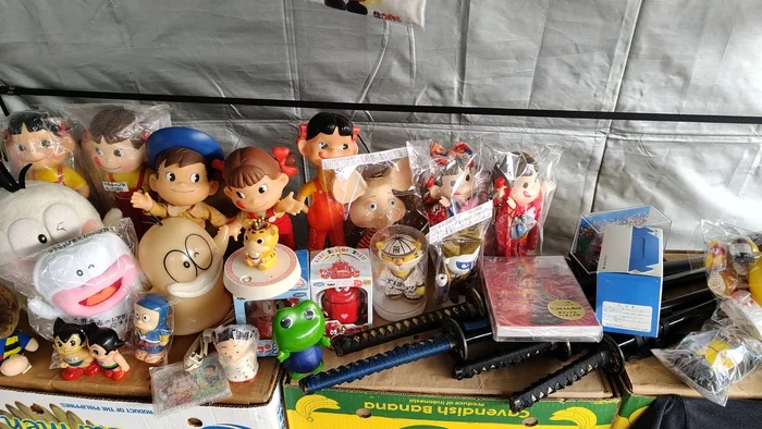 Катану мальчику, куклу девочке)