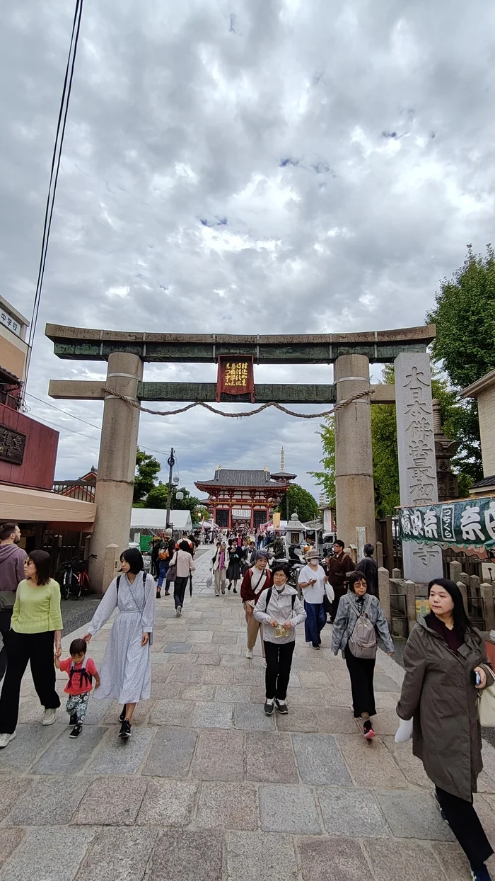 Народу было много хотя я и пришёл почти под закрытие. Храм один из центровых в Осаке.