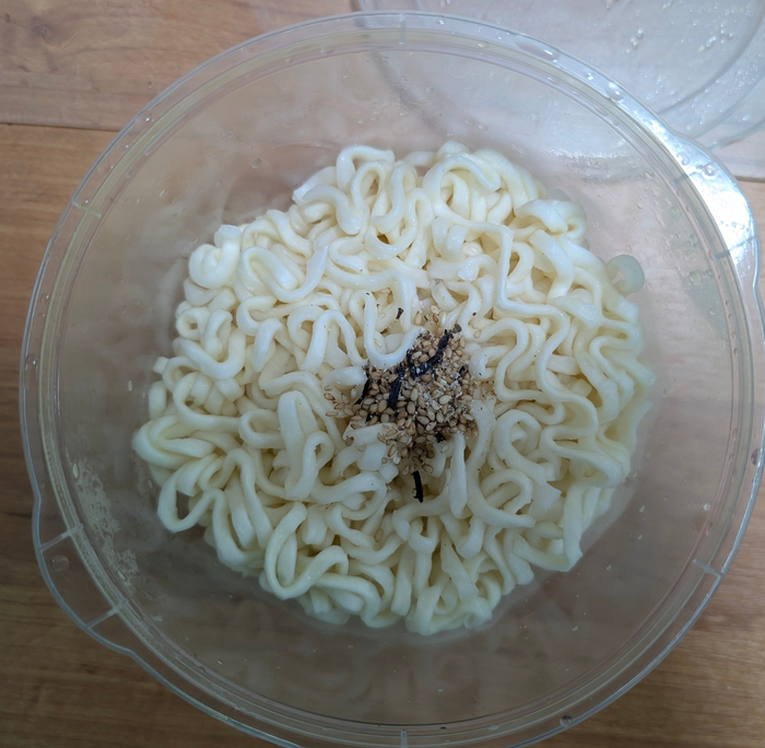 Нори совсем зажали, почти один кунжут.