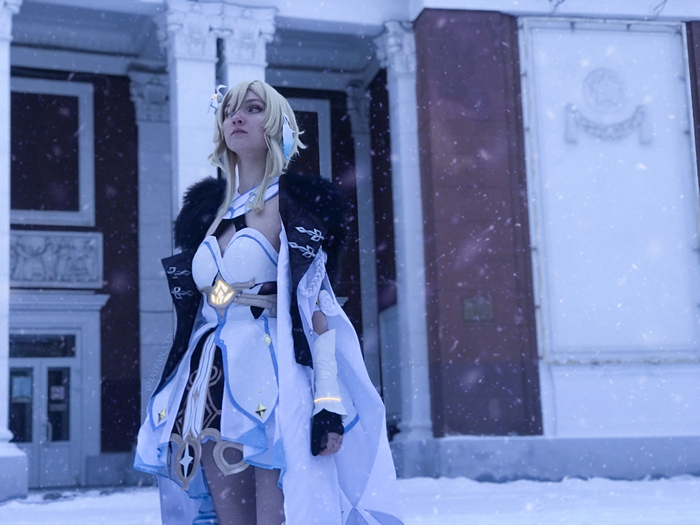 Косплей на Фатуи Люмин из Genshin Impact