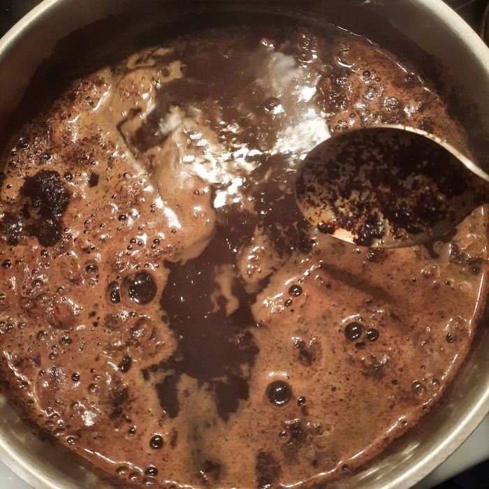 Добавили солод. Вообще рекомендуют его варить в пакетике, но мы решили его выцедить потом.