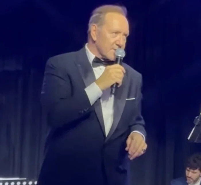 Кевин Спейси во время выступления в ночном клубе на Кипре / @elli.spiropoulou Кевин Спейси во время выступления в ночном клубе на Кипре / @elli.spiropoulou