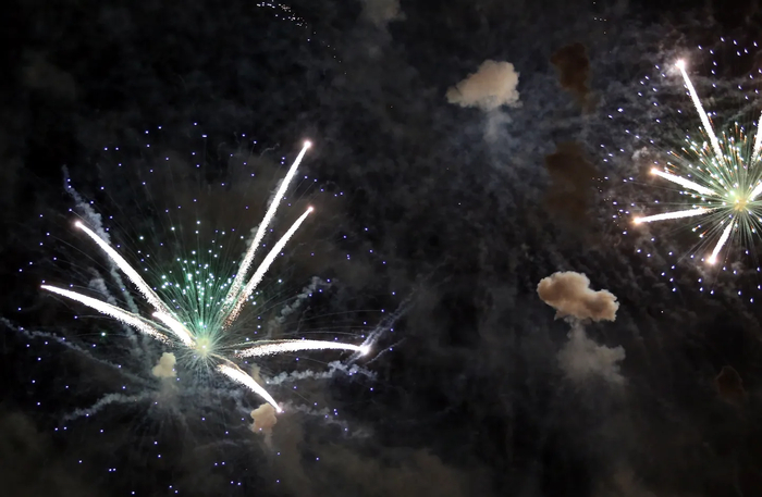 В Риге планируют штрафовать жителей, которые будут запускать новогодний салют по московскому времени