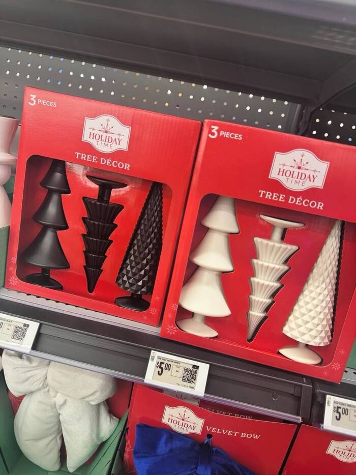 Американцы начали подготовку к Новому году — на полках магазинов появились праздничные игрушки.