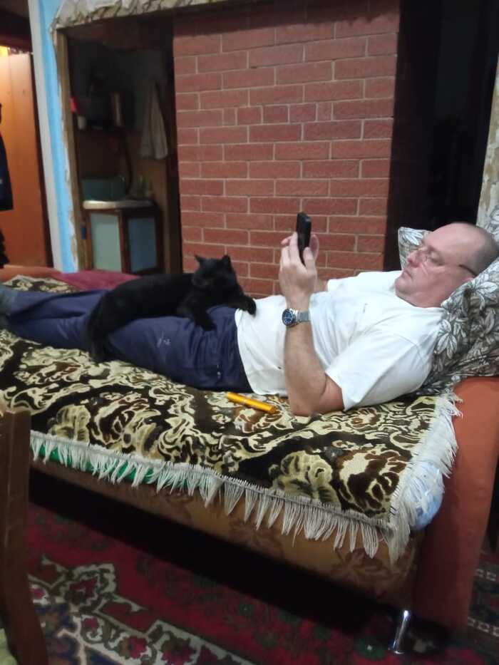 Я пишу этот пост. Вася мурчит.