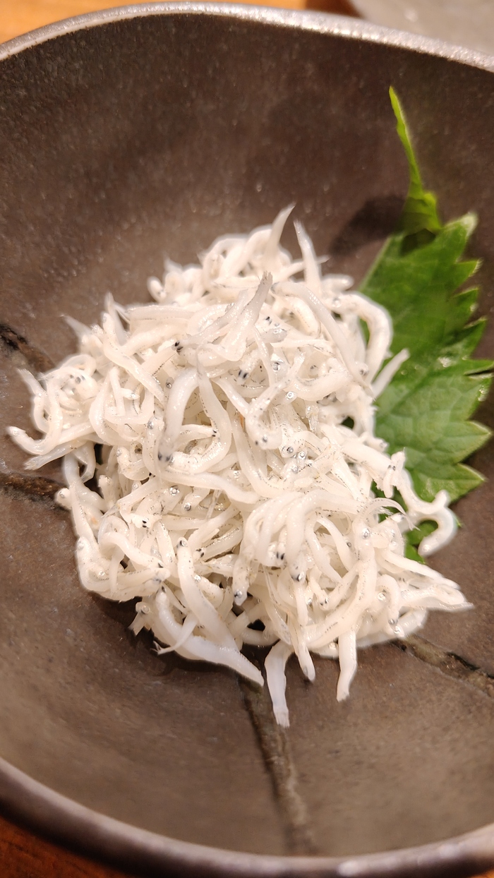 Разглядел не сразу...какие то мальки или планктон....думаю это самые маленькие рыбки которых я когда либо ел..необычно...странновато...чёрное это глазки) надо заказывать что-то посущественнее.