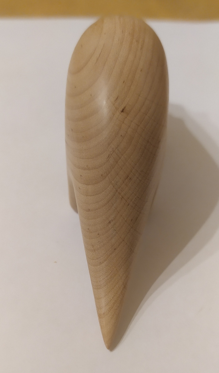 В процессе шлифовки был удивлен, как пересекаются годовые кольца и радиальные лучи. Образуя на хвосте подобное пересечение