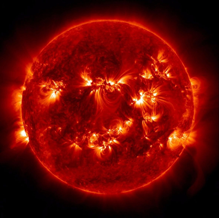 Солнце в красном спектре / NASA.