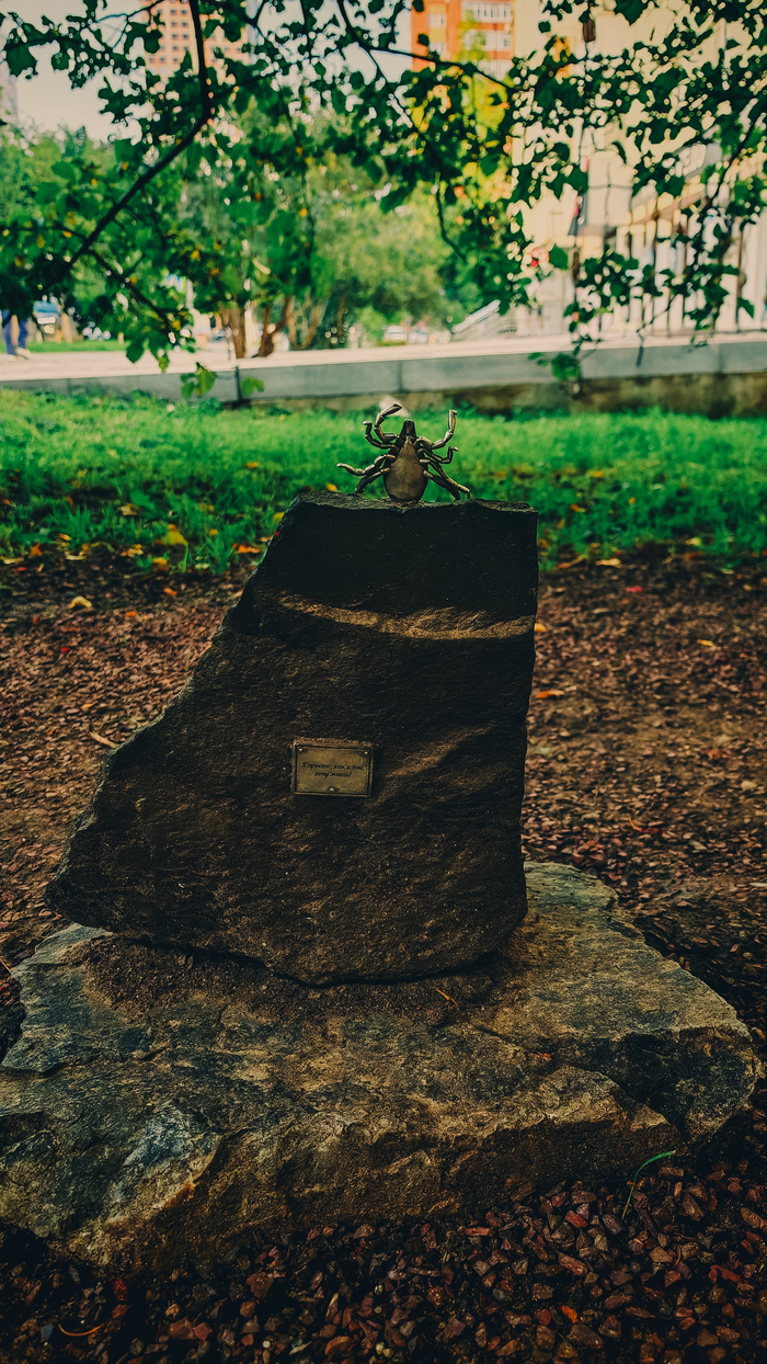 В Уфе есть памятник... клещу