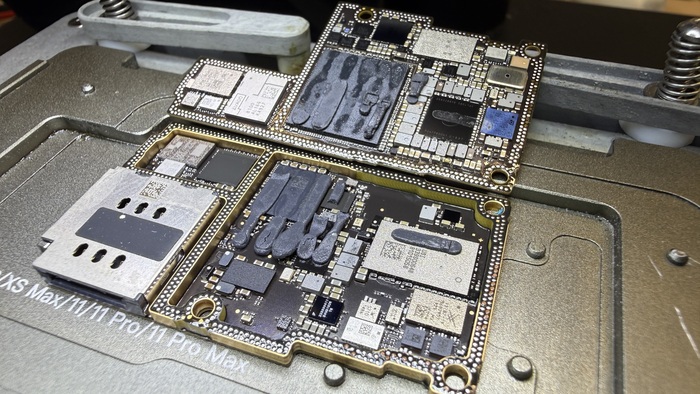 Справа оранжевые кружки это и есть оторванные пятаки от верхней платы.