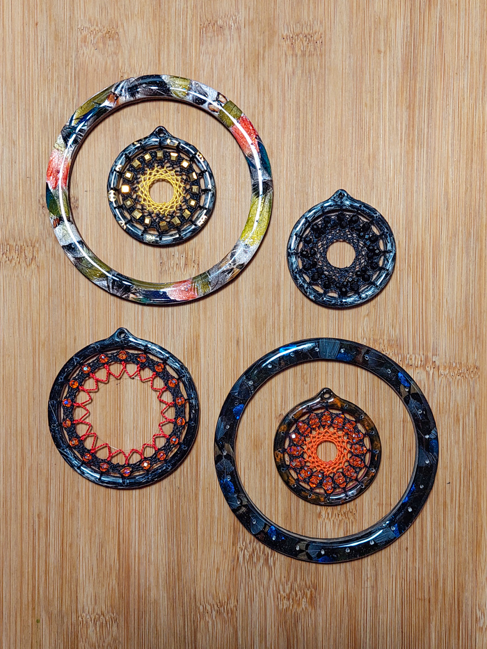 Две большие основы с перьями. На светлой и темной подложке