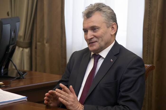 Житель Енисейска пришел на прием к мэру и сломал ему нос