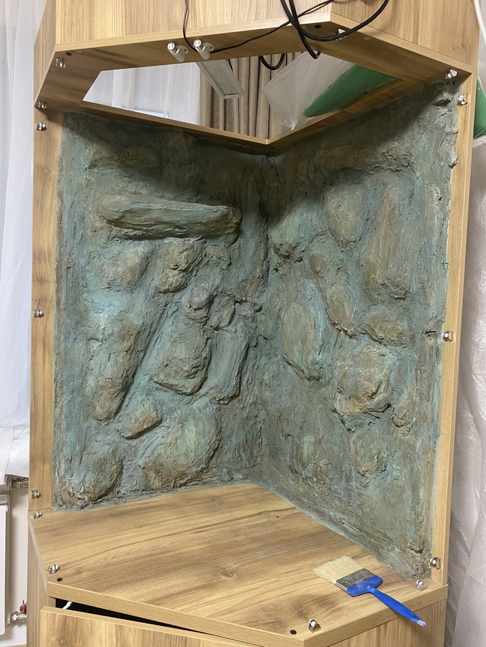 Всегда нравился цвет патины на меди. С учетом что уже знал кого сюда посажу - выбрал такие тона