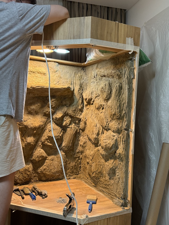 Красил акрилом с помощью пульверизатора и аэрографа, примерка света на предмет желтизны. Решил что слишком желто и надо разбавить цветом.