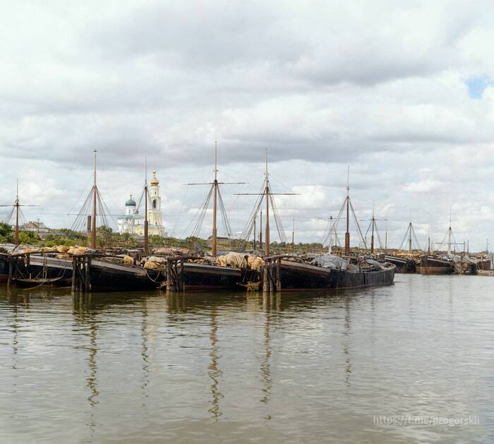 Отреставрировали фотографию Прокудина-Горского: "Караван с хлебом в Рыбинске", 1910 год