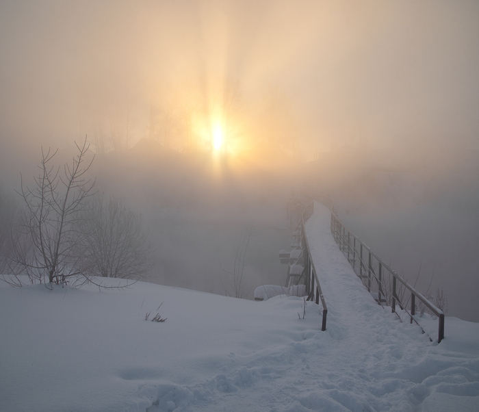 Луч рассвета в пелене тумана