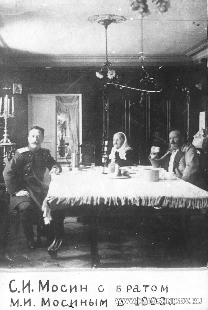 Генерал-майор С. И. Мосин с братом полковником М. И. Мосиным. 1900 год. ВИМАИВиВС