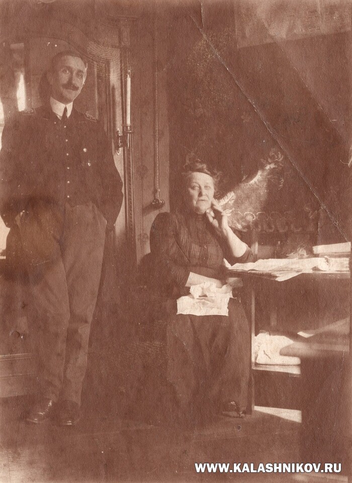 Варвара Николаевна Мосина, двоюродная сестра И. С. Тургенева, с сыном Александром Николаевичем Арсеньевым. 1910–1916 гг. Государственный музей истории российской литературы имени В. И. Даля. КП 39572