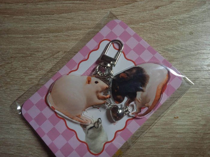 Моя подруга живет в другом городе и на момент заказа этого брелока она еще не знала о том, что мои малыши теперь на радуге.