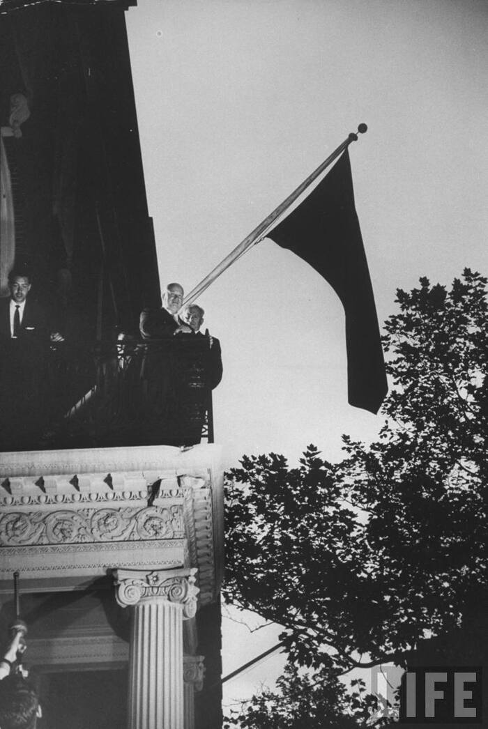 Никита Хрущев на балконе резиденции советской делегации.