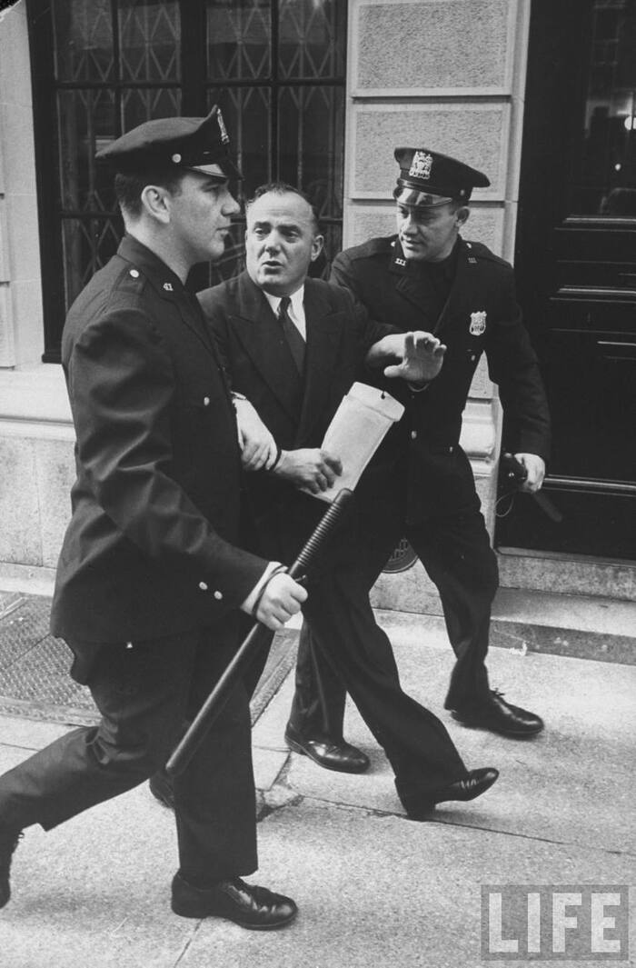 Задержание участников пикета против коммунистических лидеров.