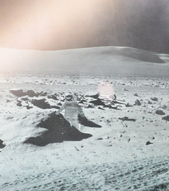 Высадка чеоовека на луну - человек на поверхности Оуны.